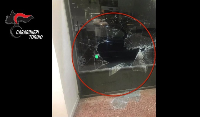 Tombini stradali lanciati contro le vetrine dei negozi, arrestati gli autori di nove furti