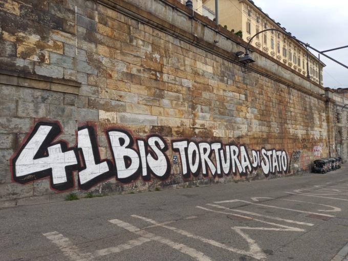 “41 bis tortura di Stato” il murales da 1.000 euro che imbratta i Murazzi e imbarazza la Città