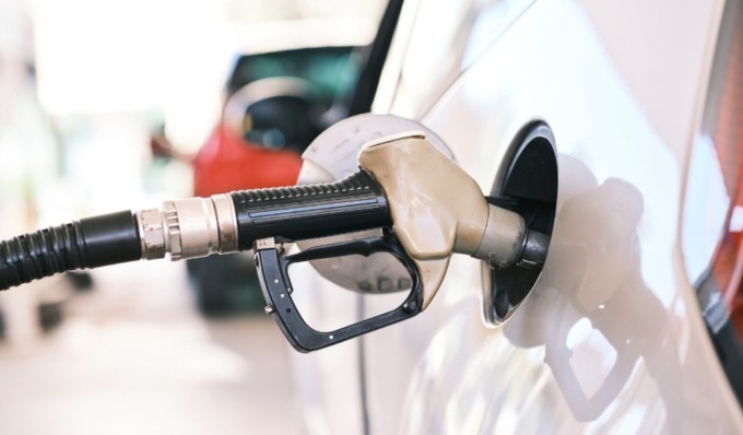 Il bonus benzina da 80 euro e i distributori dove costa meno fare rifornimento a Torino