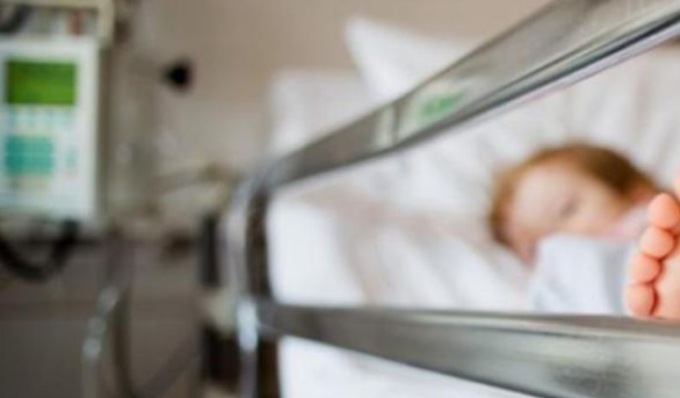 Bimbo di due anni muore in vacanza: arrestata la mamma per omicidio