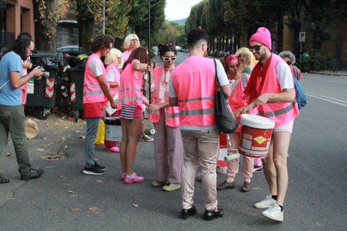 Decine di “Barbie” al lavoro per costruire una ciclabile in Corso Brescia