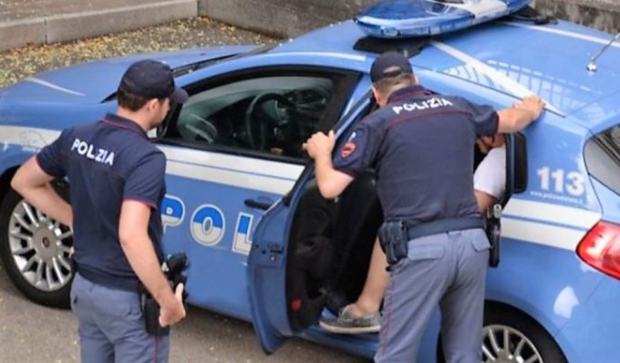 Scippano una collanina e scappano in monopattino