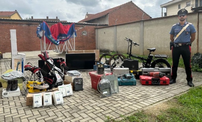 Bici elettriche e mazze da golf: alla caserma di Villastellone la “mostra” di oggetti rubati