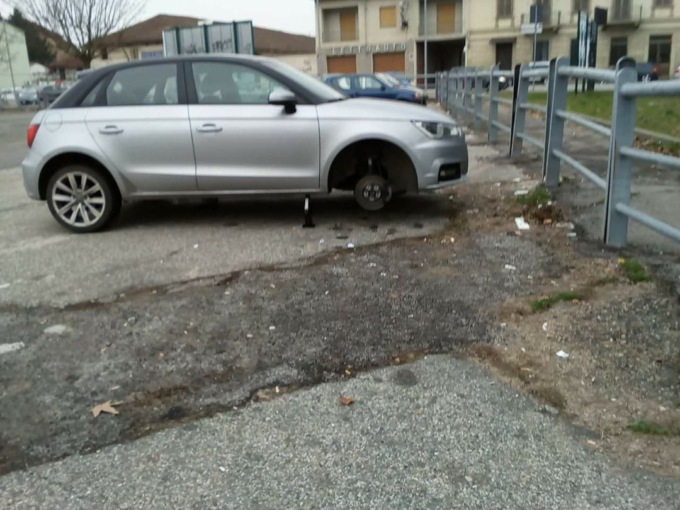 Ladri di pneumatici in azione a Moncalieri