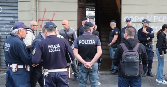 Blitz delle forze dell’ordine nel ‘palazzo dello spaccio’ di corso Regina Margherita