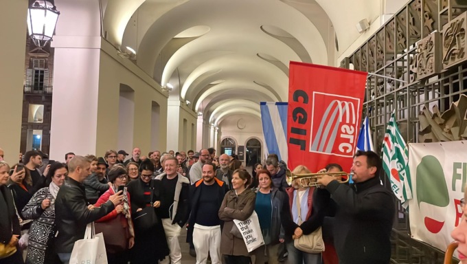 Lo sciopero dei lavoratori del Teatro Regio si trasforma in uno spettacolo “en plein air” per i passanti
