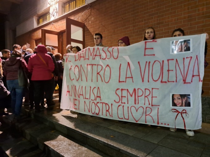 Ieri fiaccolata a Rivoli in ricordo di Annalisa D’Auria, uccisa dal marito