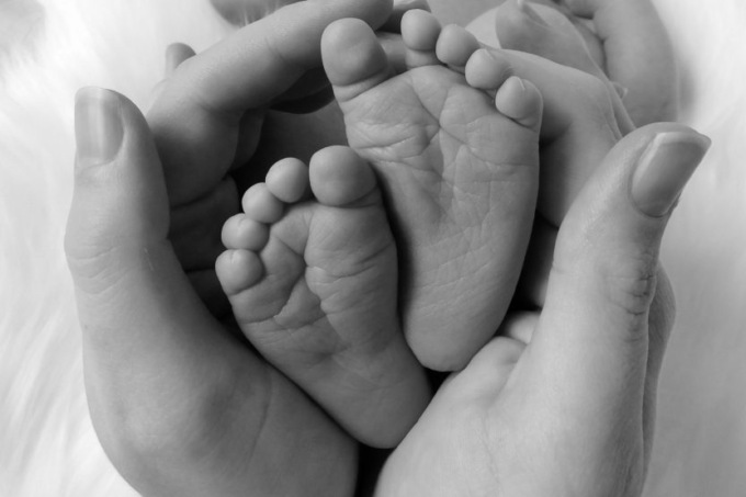 Papà trasporta in auto la moglie incinta, restano bloccati nel traffico e poi vengono “scortati” dai carabinieri