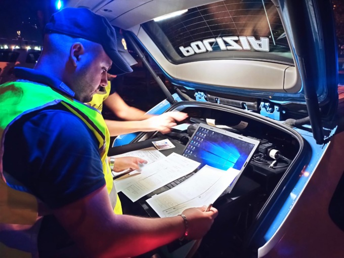 Controlli della Polizia stradale, denunce e sette patenti ritirate