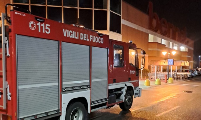 Attimi di paura lunedì in un centro commerciale a Pavone, evacuati i negozi