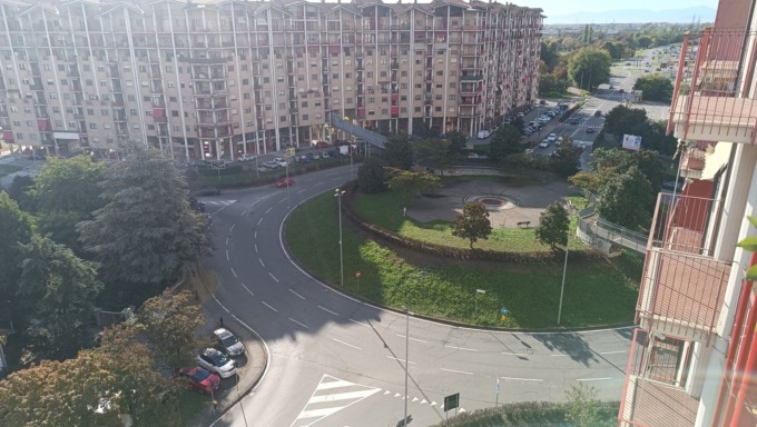 Rotonda del Largo delle Alpi a Nichelino, i residenti: “Non è una pista da formula 1”