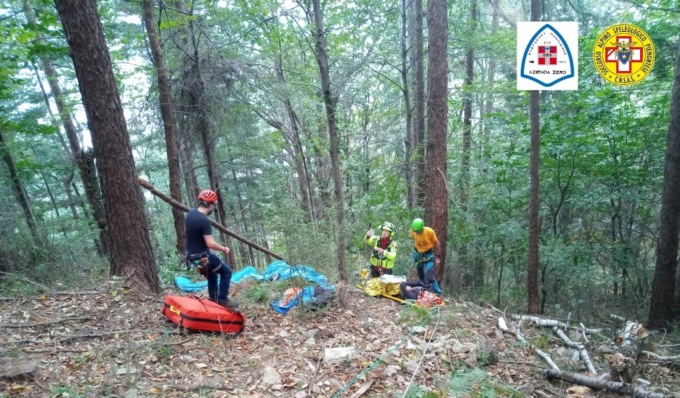 Parapendio precipita al suolo in fase di decollo, pilota elitrasportato in ospedale