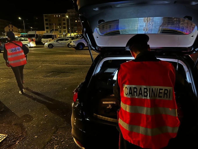 Maxi controlli dei carabinieri in piazza Bengasi: una denuncia e un arresto
