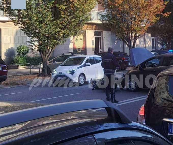 Scontro tra una moto e un’auto in via Pio VII