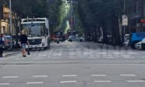 Camion abbatte un albero in corso Dante e scappa