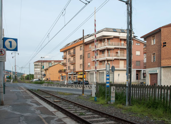 Il treno transita al passaggio livello di Nichelino ma le barriere di protezione non si abbassano