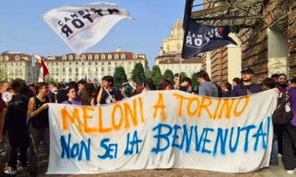 Giorgia Meloni a Torino per il Festival delle Regioni, gli studenti: "Soldi allo studio e alla casa, non alla guerra"