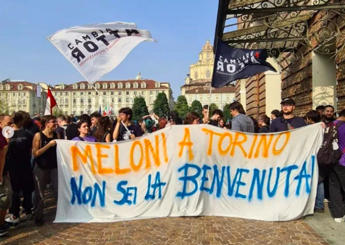 Giorgia Meloni a Torino per il Festival delle Regioni, gli studenti: “Soldi allo studio e alla casa, non alla guerra”