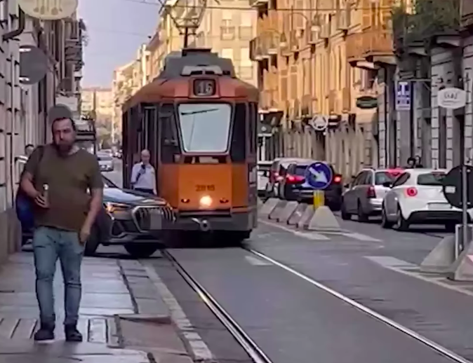 Lascia il Suv “un attimo” con le 4 frecce in mezzo alla strada, sui binari del tram
