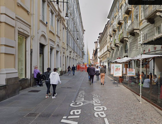 Potrebbe essere un clochard il folle maniaco che ha ferito con una pietra tre ragazze in centro
