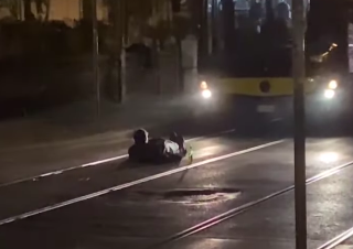 Steso sull’asfalto davanti al bus, i passeggeri: “Levati, levati dai c…”