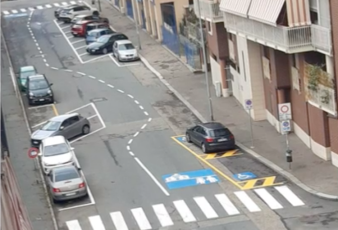Segnaletiche fantasiose e ciclabili paradossali: Torino non vuol essere “da meno” rispetto a Milano
