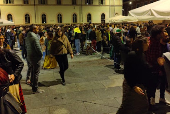 Movida selvaggia in Vanchiglia, il Comune di Torino corre ai ripari con limitazioni e steward. I residenti: “Bastava far rispettare le leggi”