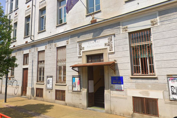 Uno sparo contro le finestre dell’aula di musica della scuola Gabelli. Oggi i ragazzi sono in aula, il preside: “Evitiamo gli allarmismi”