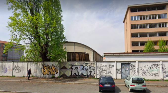Derubata dal ciclista che poi cerca rifugio dietro il muro di cinta dell’ex Gondrand