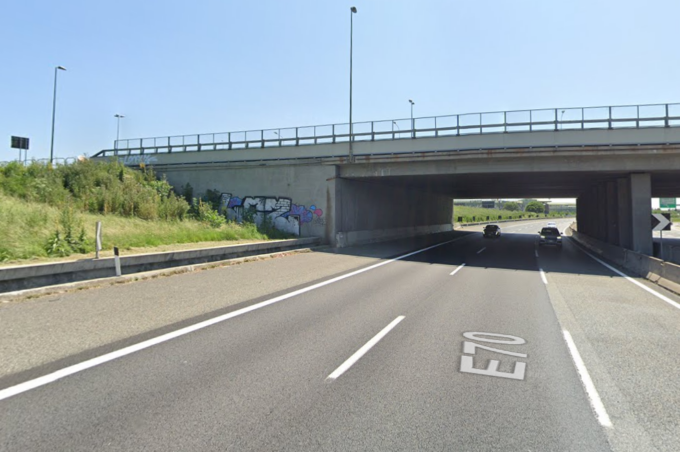 Auto si schianta contro un muro in tangenziale a Stupinigi, ferito il conducente