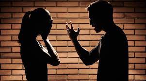 Lite tra due giovani fidanzatini a Carmagnola