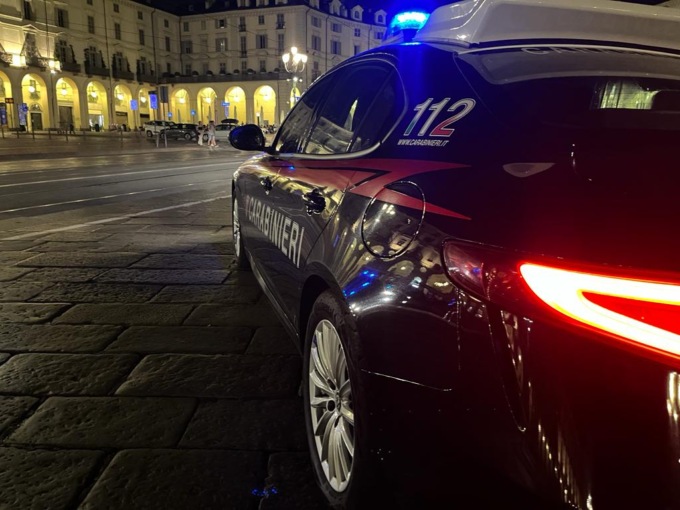 Occupano un alloggio abusivamente e si allacciano ad un contatore per utilizzare la corrente: due persone in manette