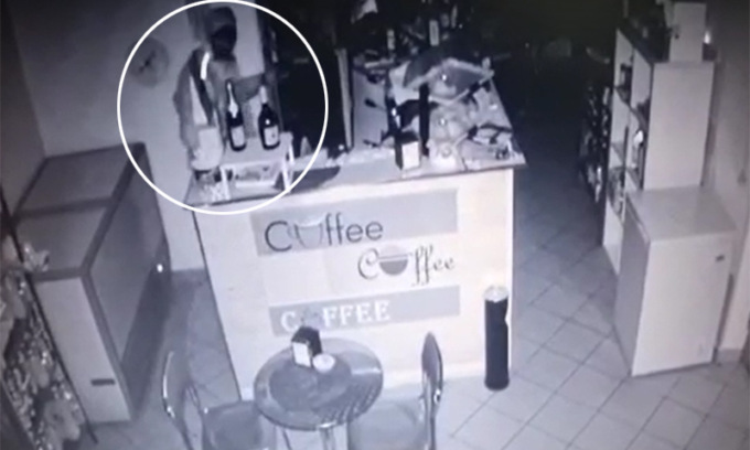 Ladro in pasticceria in piena notte, la titolare lo vede in diretta dal telefono