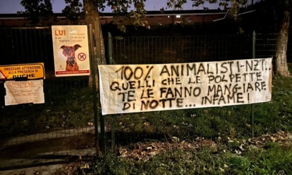 In un'area cani di Nichelino è apparso uno striscione con la scritta "Quelli che le polpette te le fanno mangiare di notte... Infame!"