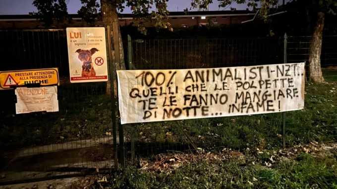 In un’area cani di Nichelino è apparso uno striscione con la scritta “Quelli che le polpette te le fanno mangiare di notte… Infame!”
