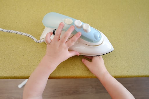 Bimba di tre anni gioca con la valvola del ferro da stiro e le restano incastrate due dita
