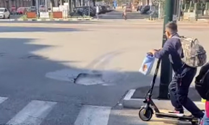 Il video della voragine di acqua bollente in mezzo all’incrocio a Torino: ecco perché