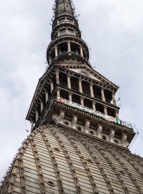 Attivisti pro Palestina sulla Mole Antonelliana e a Palazzo Nuovo, domani il corteo