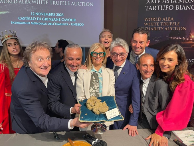 Raccolto quasi mezzo milione di euro alla 24° edizione dell’Asta Mondiale del tartufo bianco di Alba