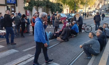 Degrado urbano a Barriera di Milano, residenti e commercianti in strada per dire "basta"