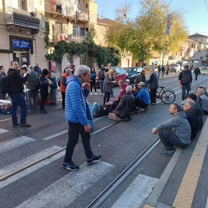 Degrado urbano a Barriera di Milano, residenti e commercianti in strada per dire “basta”