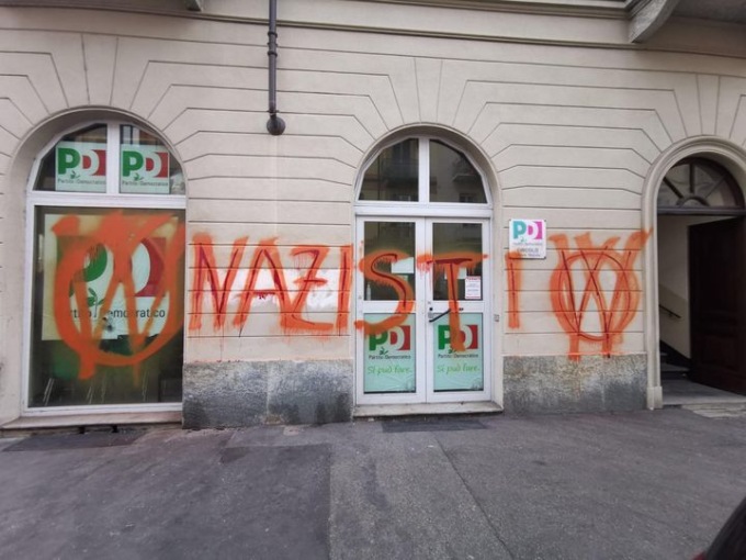 Circolo Pd imbrattato con scritte naziste: “Sbagliate se pensate di intimorirci”