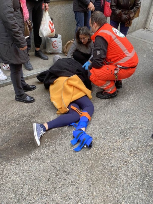 Cade in una buca ad Orbassano e si frattura un piede