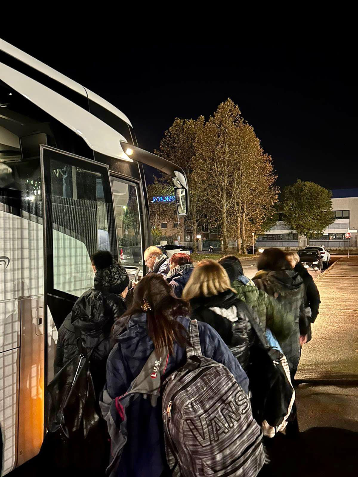 I lavoratori Lear in procinto di entrare nel bus per raggiungere Roma