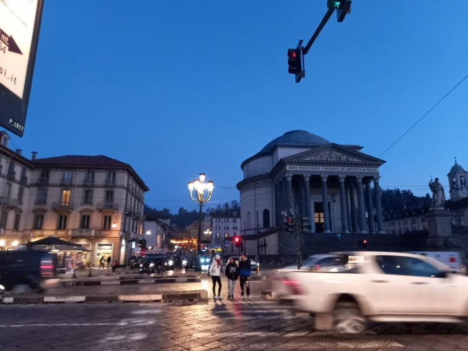 Franco cerca Valentina e nell’era dei social si affida alla carta: “Se vorrai vedermi sarò alla Gran Madre alla fermata del 13”