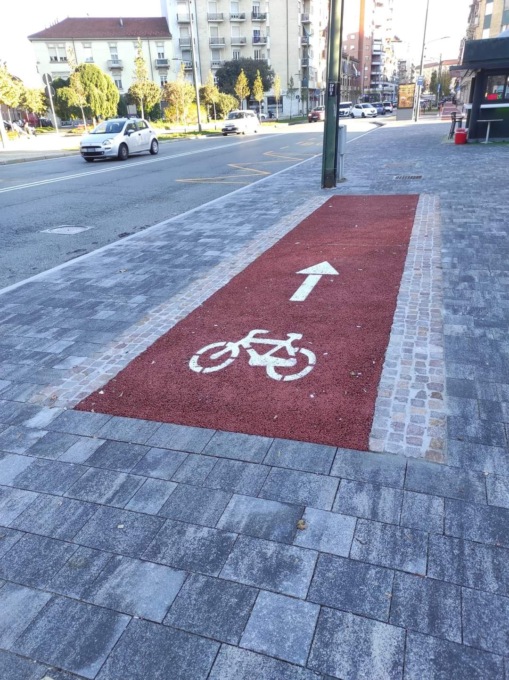 La mini ciclabile in corso Umbria piace ma fa discutere il web