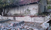 Crollato il muro dell'ex deposito giudiziario a Nichelino
