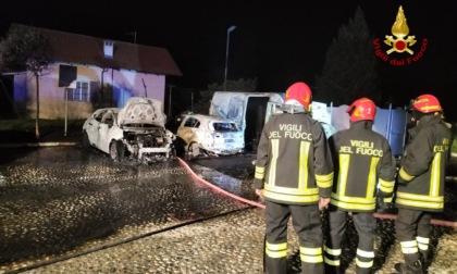 Incendio ad Avigliana: danneggiate tre auto e un furgone