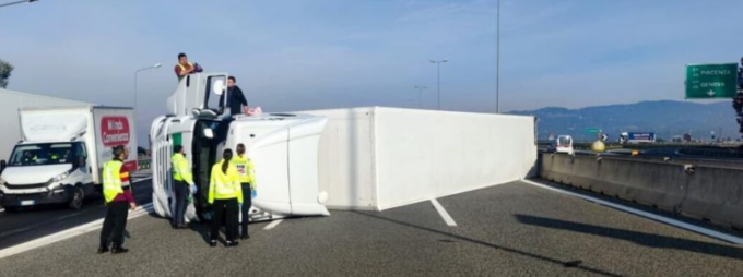 Tir percorre la sopraelevata di Moncalieri e si ribalta
