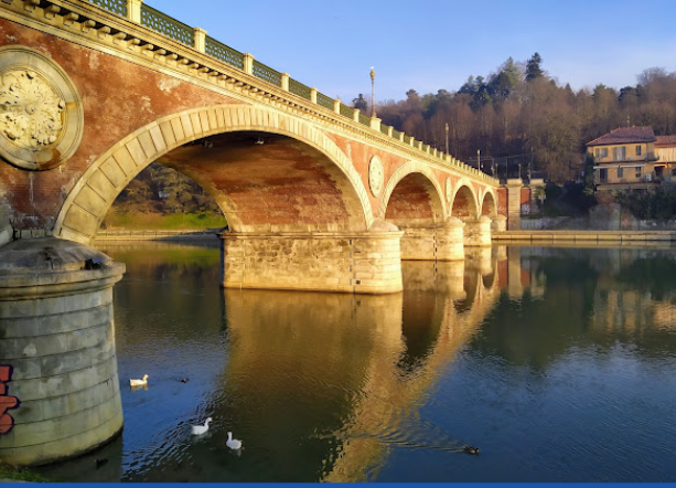 Tenta il suicidio sul ponte Isabella ma due fratelli di Moncalieri la salvano
